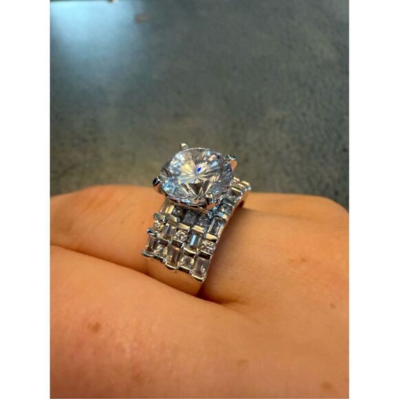 Beautiful and classic - Picture 2 of 3